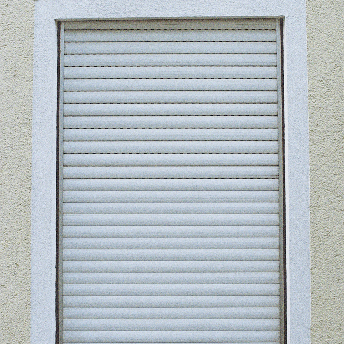 Estore branco reparado, lâminas alinhadas